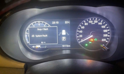 Nissan Almera rửa khoang máy xong báo lỗi này là sao?