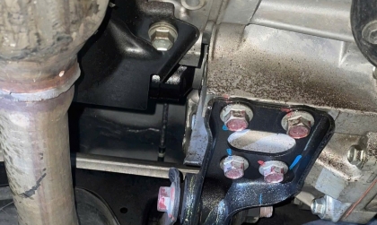 Toyota Vios bị văng dầu dưới gầm thế này có vấn đề gì không?