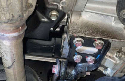 Toyota Vios bị văng dầu dưới gầm thế này có vấn đề gì không?
