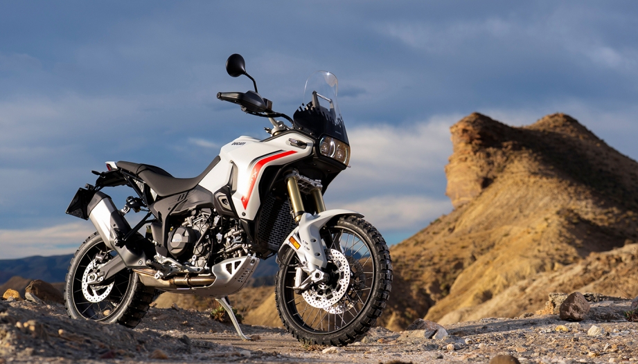 Ducati DesertX 2026 chính thức lộ diện: Nâng cấp khung gầm, màn hình TFT và tối ưu khả năng off-road