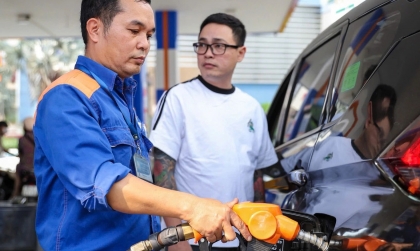 Chỉ điều chỉnh giá bán xăng dầu sau một ngày khi giá cơ sở tăng từ 15% hoặc giảm từ 10%