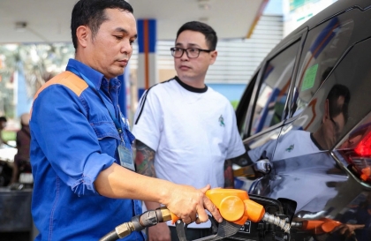 Chỉ điều chỉnh giá bán xăng dầu sau một ngày khi giá cơ sở tăng từ 15% hoặc giảm từ 10%