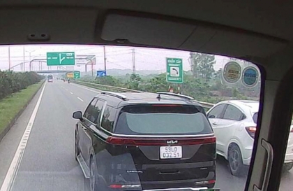 Ý thức Giao thông: Tài xế KIA Carnival chuyển làn kiểu tạt cánh đánh đầu trên cao tốc