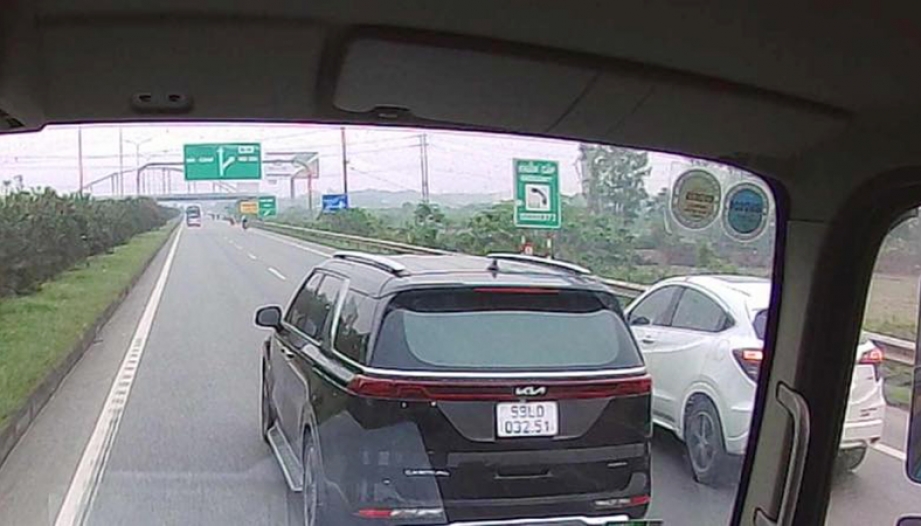Ý thức Giao thông: Tài xế KIA Carnival chuyển làn kiểu tạt cánh đánh đầu trên cao tốc