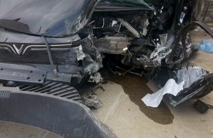 Clip TNGT: Toàn cảnh vụ VinFast Limo Green đổ đèo đấu đầu với xe khách tại Pà Cò (Hoà Bình cũ)