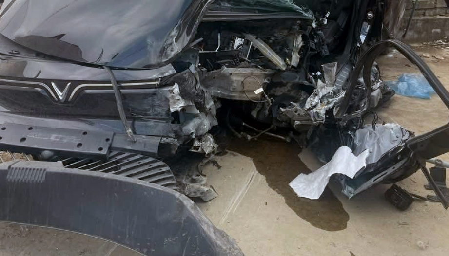 Clip TNGT: Toàn cảnh vụ VinFast Limo Green đổ đèo đấu đầu với xe khách tại Pà Cò (Hoà Bình cũ)