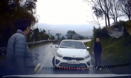 Clip TNGT: Tài xế KIA K3 biểu diễn kỹ năng không tưởng, may mắn không ai bị làm sao