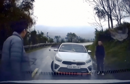 Clip TNGT: Tài xế KIA K3 biểu diễn kỹ năng không tưởng, may mắn không ai bị làm sao