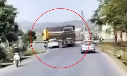 Clip TNGT: Tài xế Mitsubishi Xpander nhận bài học thích đáng vì muốn hơn thua với semi rơ-moóc