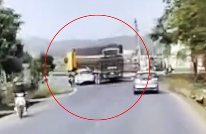 Clip TNGT: Tài xế Mitsubishi Xpander nhận bài học thích đáng vì muốn hơn thua với semi rơ-moóc