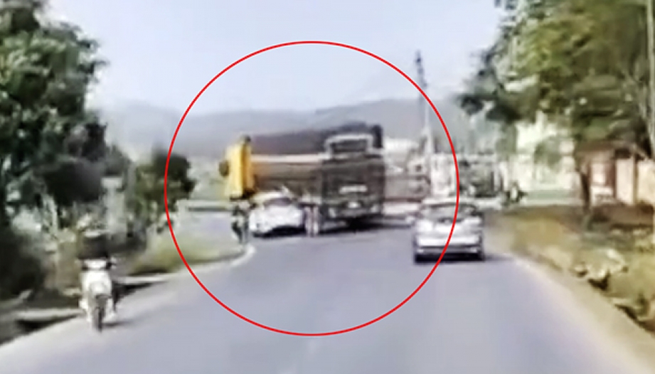 Clip TNGT: Tài xế Mitsubishi Xpander nhận bài học thích đáng vì muốn hơn thua với semi rơ-moóc