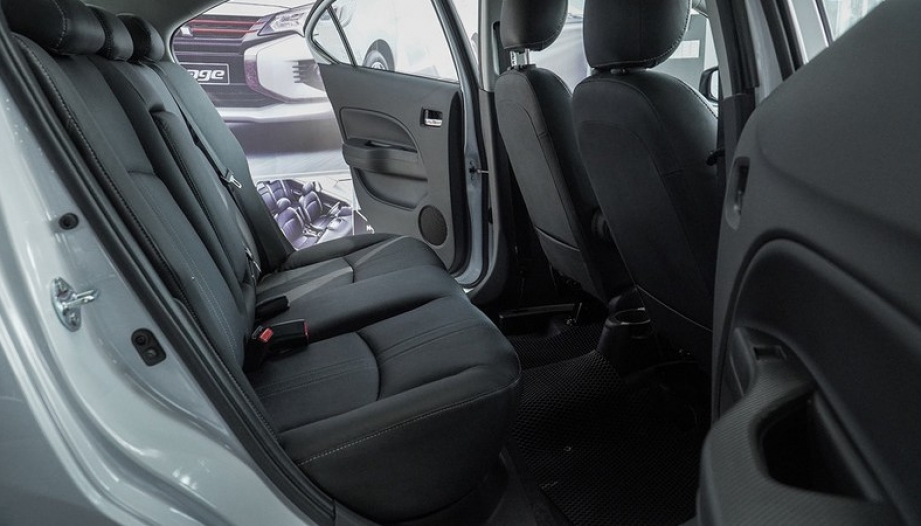 Vì sao xe Attrage bị kêu ở ghế sau ạ?