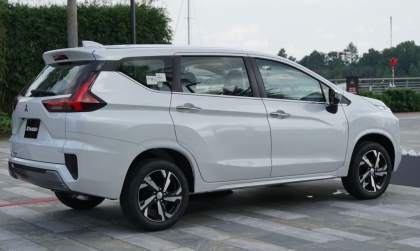 Sao xe Xpander mới thay ắc quy lại bị lỗi lên kính thế nhỉ?