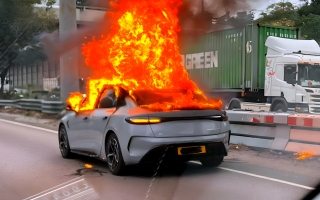 BYD Seal bốc cháy trên đường, nữ tài xế kịp thoát nạn