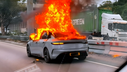 BYD Seal bốc cháy trên đường, nữ tài xế kịp thoát nạn