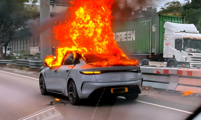 BYD Seal bốc cháy trên đường, nữ tài xế kịp thoát nạn