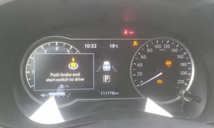 Bác nào đi Almera bị báo lỗi thế này cho em xin lời khuyên với ạ?