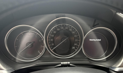 Mazda 6 bị khóa vô lăng khi nổ máy thì phải làm gì ạ?