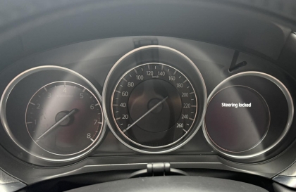 Mazda 6 bị khóa vô lăng khi nổ máy thì phải làm gì ạ?