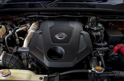 Các bác cho hỏi lỗi ở khoang động cơ Nissan Navara thế này thì phải làm sao?