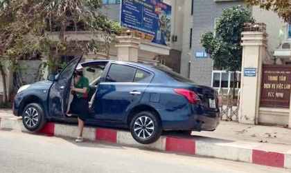 Ảnh TNGT: Tài xế Nissan Sunny bất cẩn khiến chiếc nằm tênh hênh trên con lươn giữa đường