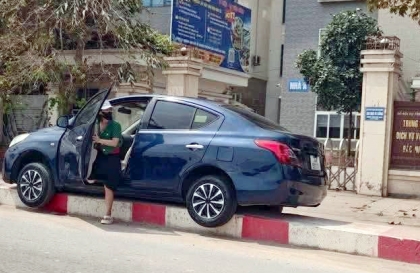 Ảnh TNGT: Tài xế Nissan Sunny bất cẩn khiến chiếc nằm tênh hênh trên con lươn giữa đường