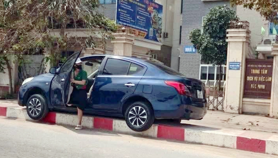 Ảnh TNGT: Tài xế Nissan Sunny bất cẩn khiến chiếc nằm tênh hênh trên con lươn giữa đường