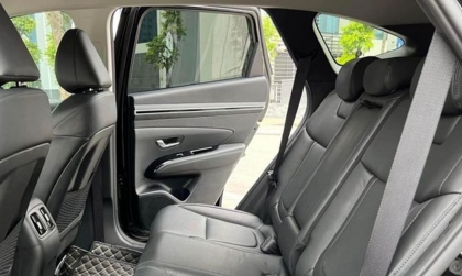 Người ngồi ghế sau xe tucson vẫn mở cửa được khi xe chạy thì có sao không ạ?