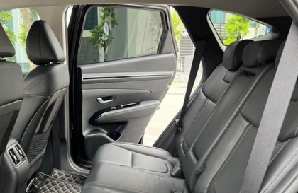 Người ngồi ghế sau xe tucson vẫn mở cửa được khi xe chạy thì có sao không ạ?