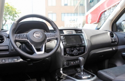 VÌ sao xe Navara em đi khoảng 60 km/h có tiếng kêu ở táp lô?