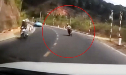 Clip: Chị gái đổ đèo đấu đầu ô tô khiến tài xế vãi... mồ hôi