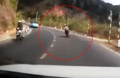 Clip: Chị gái đổ đèo đấu đầu ô tô khiến tài xế vãi... mồ hôi