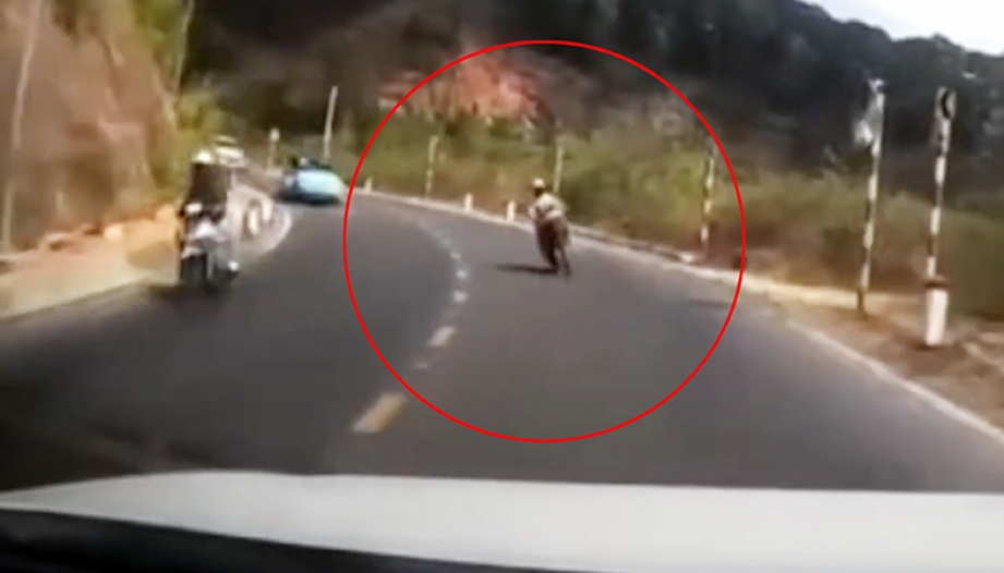 Clip: Chị gái đổ đèo đấu đầu ô tô khiến tài xế vãi... mồ hôi