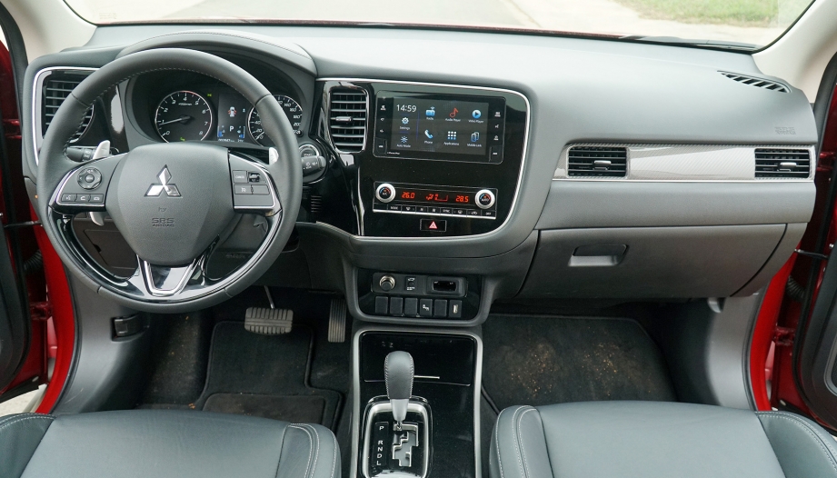 Làm sao xử lý được mùi hôi trong khoang nội thất xe Mitsubishi Outlander thế các bác?