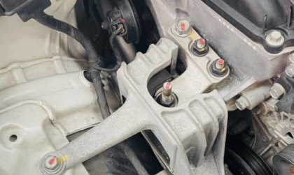 Hyundai Elantra bị tình trạng này đã phải thay chân máy cao su chưa?