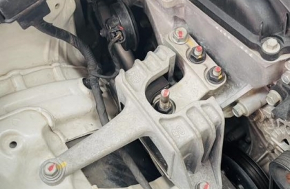 Hyundai Elantra bị tình trạng này đã phải thay chân máy cao su chưa?