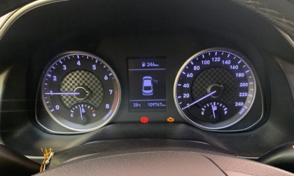 Xe Elantra báo lỗi cá vàng là do đâu ạ?