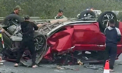 Ảnh TNGT: Mitsubishi Xpander lật ngửa trên cao tốc vì đâm đuôi xe đầu kéo