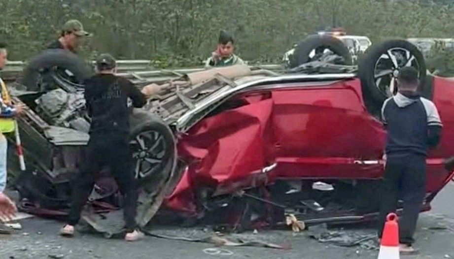 Ảnh TNGT: Mitsubishi Xpander lật ngửa trên cao tốc vì đâm đuôi xe đầu kéo