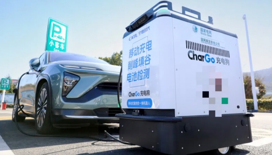 Công ty Trung Quốc cung cấp dịch vụ Robot sạc điện ô tô di động