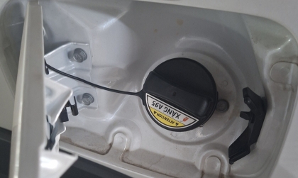 Nắp bình xăng Xpander Cross bị hít hơi khi mở thì có sao không?