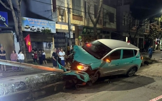 Ảnh TNGT: Mất lái, tài xế VinFast VF e34 hạ gục cột điện