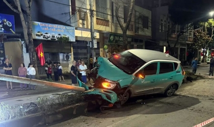 Ảnh TNGT: Mất lái, tài xế VinFast VF e34 hạ gục cột điện