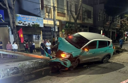 Ảnh TNGT: Mất lái, tài xế VinFast VF e34 hạ gục cột điện