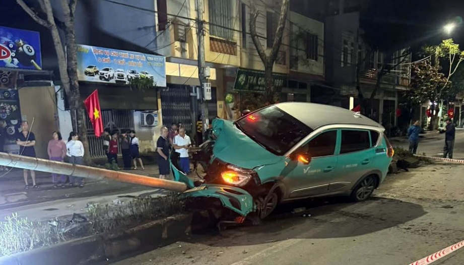 Ảnh TNGT: Mất lái, tài xế VinFast VF e34 hạ gục cột điện