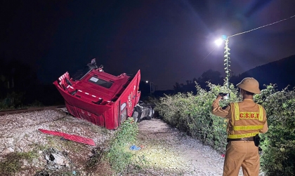 Ảnh TNGT: Tàu hoả đâm đứt đôi xe đầu kéo vì tài xế lái xe ẩu