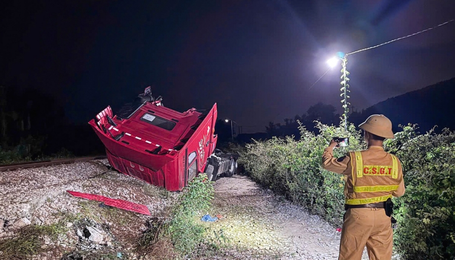 Ảnh TNGT: Tàu hoả đâm đứt đôi xe đầu kéo vì tài xế lái xe ẩu