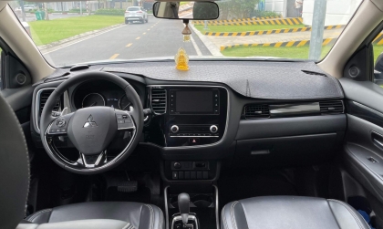 Không biết sao xe Outlander tự nhiên bị báo cá vàng thế ạ?