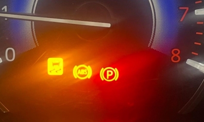 Toyota Rush báo lỗi đồng hồ thế này do đâu ạ?