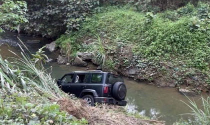 Ảnh TNGT: Không kiểm soát được tay lái, tài xế phóng thẳng Tank 300 xuống suối